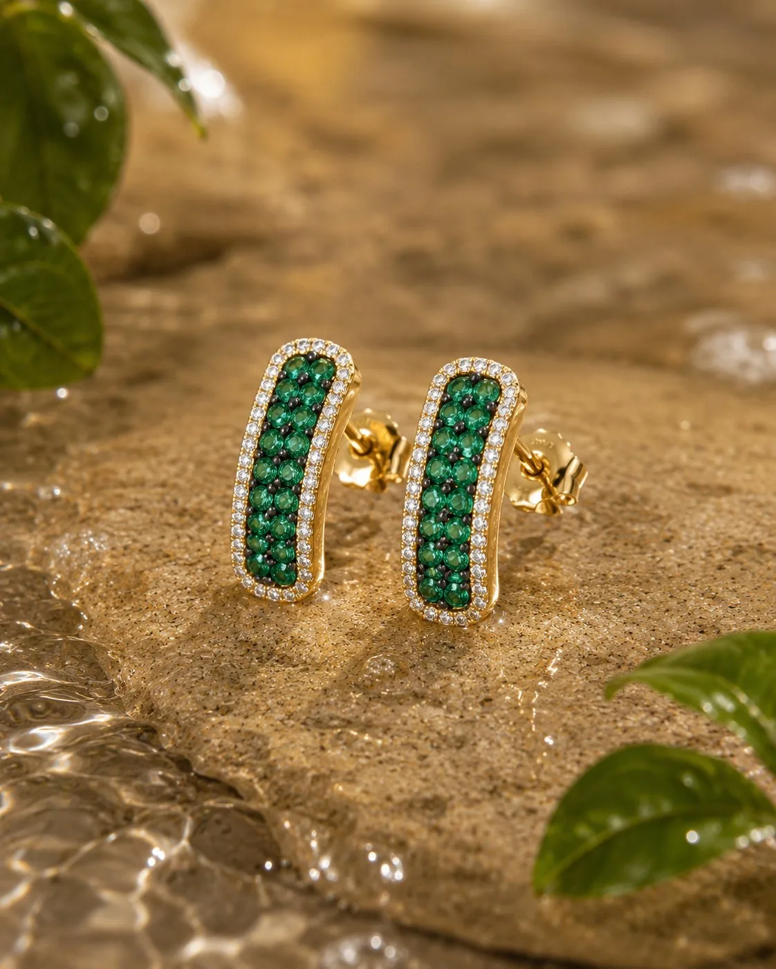 Aretes Espiga — columnas verticales en pavé de esmeraldas colombianas con halo brillante en oro 18k